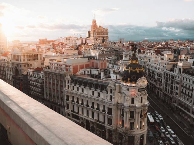 Vista panorámica de la ciudad de Madrid al atardecer con edificios emblemáticos.