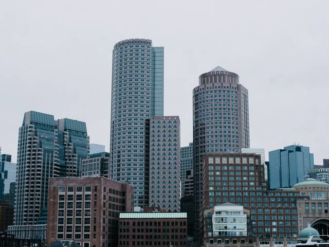 Una panorámica de rascacielos en una ciudad moderna.