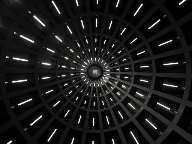 Vista desde abajo de una estructura circular con luces dispuestas en un patrón radial.