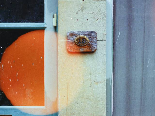 Una puerta con el número 13 en un ambiente artístico y nostálgico.