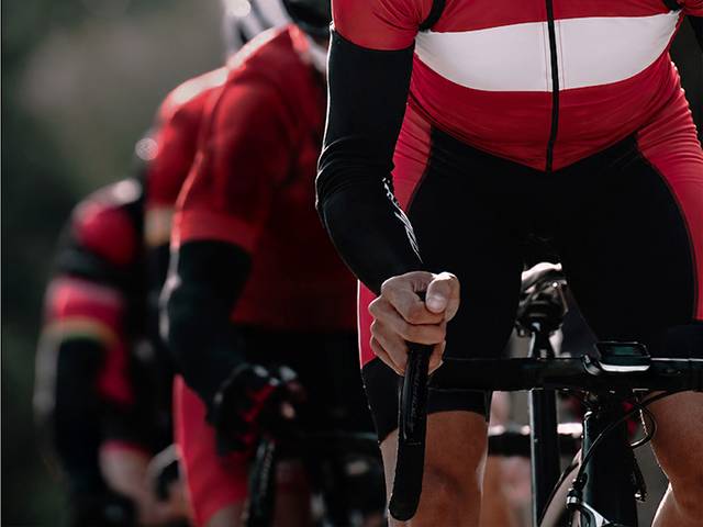 Un grupo de ciclistas compitiendo en una carrera.