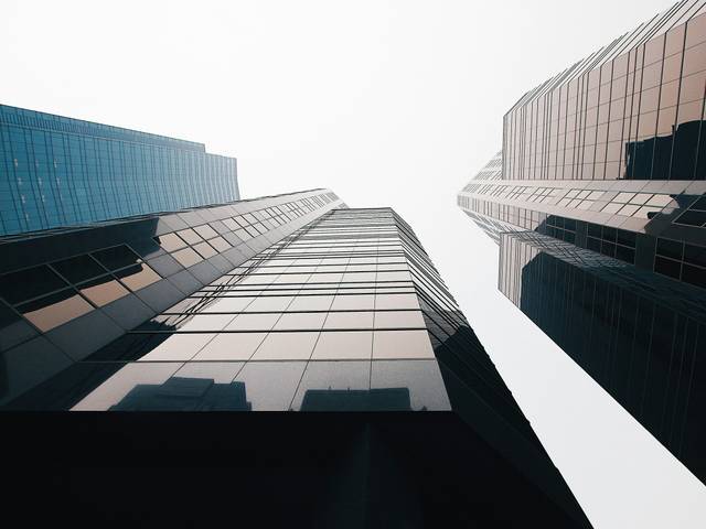 Una vista desde abajo de edificios altos en un día nublado.