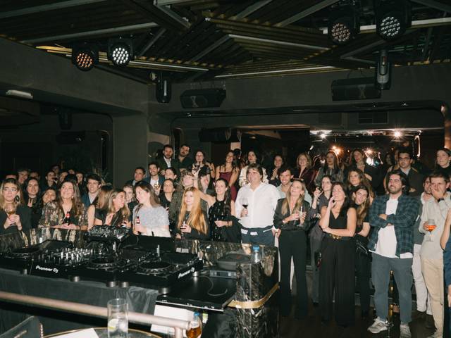 Un grupo de personas disfrutando de una fiesta en un ambiente nocturno.