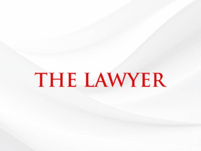 La imagen muestra el texto 'THE LAWYER' en letras rojas sobre un fondo blanco con texturas suaves.