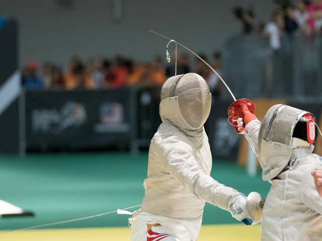 Dos espadachines compiten en un combate de esgrima.