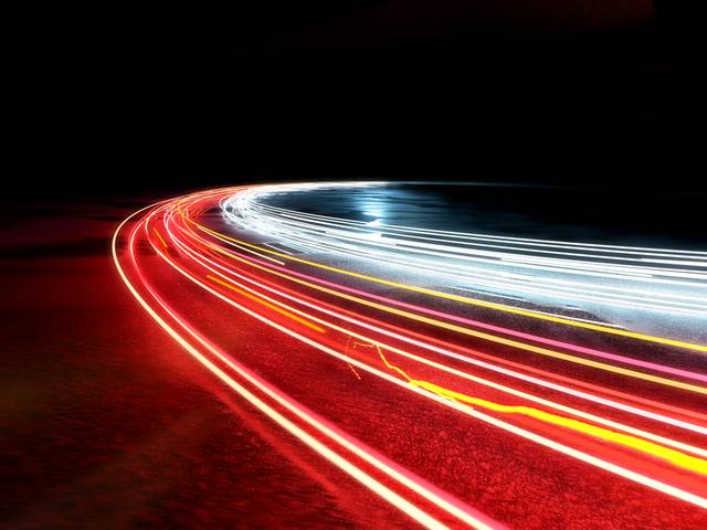 Una imagen que muestra trazos de luz en movimiento en la oscuridad.