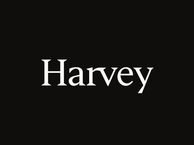 La imagen muestra el nombre 'Harvey' en letras blancas sobre un fondo negro.