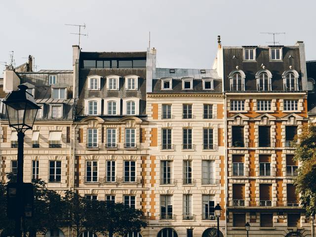 Un conjunto de edificios clásicos en una calle de París.