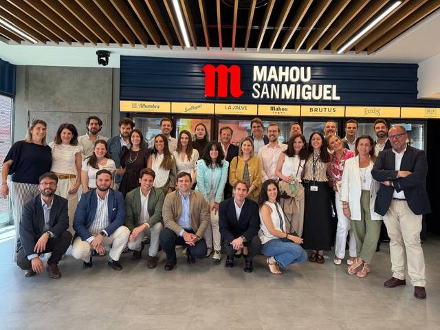 Un grupo de personas posando juntas en un evento en las instalaciones de Mahou San Miguel.