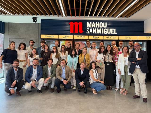 Grupo de personas posando en un evento en un espacio de Mahou San Miguel.