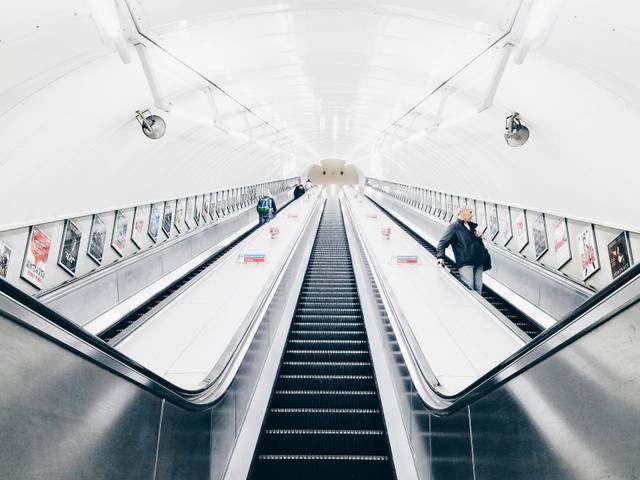 Una vista de escaleras mecánicas en una estación de metro moderna.