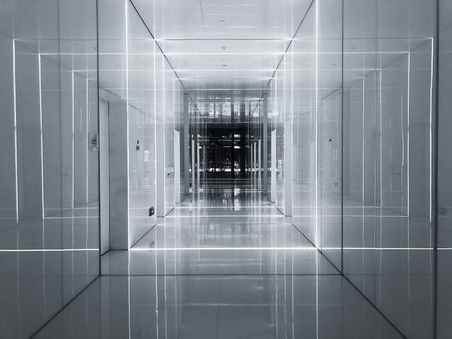El pasillo presenta un diseño moderno, iluminado con líneas de luz que resaltan su elegancia y minimalismo.