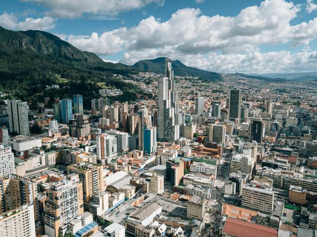 Vista panorámica de la ciudad de Bogotá con sus edificios y montañas al fondo.