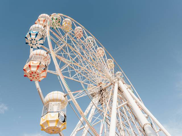 Una noria colorida contra un cielo azul claro.