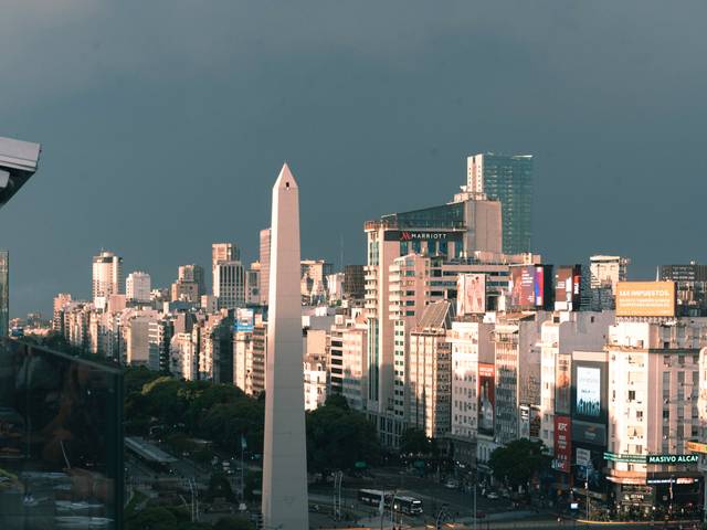 Imagen panorámica de la ciudad con el Obelisco de Buenos Aires como figura central.