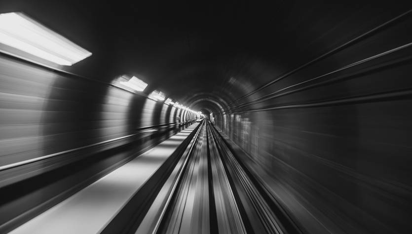 Una vista desenfocada del túnel de un tren en blanco y negro.