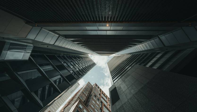 Una vista desde abajo de edificios que se elevan hacia el cielo.