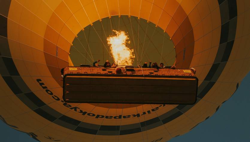 Una vista desde abajo de un globo aerostático mientras se enciende su quemador.