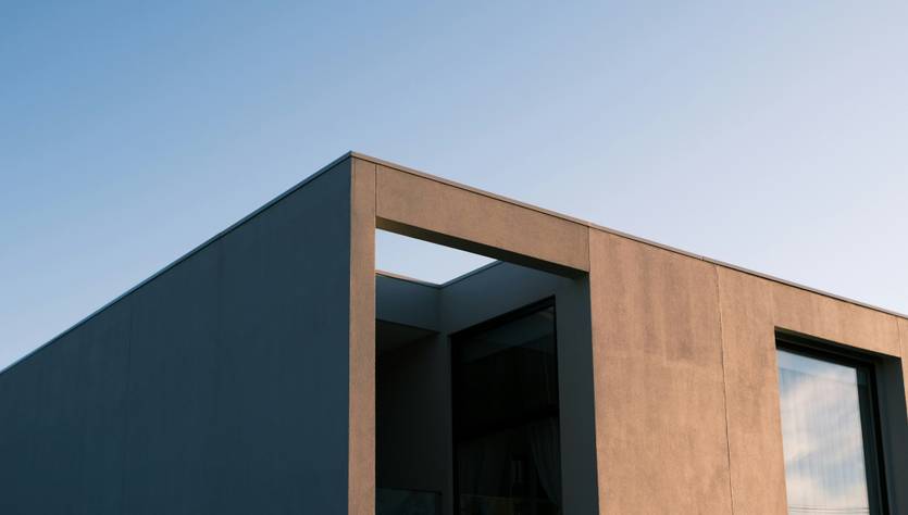 Una moderna casa con un diseño minimalista y paredes de hormigón.