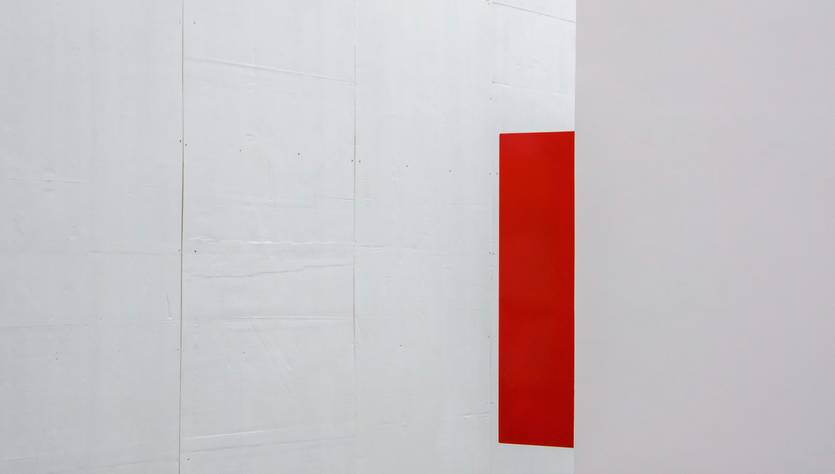 La imagen muestra una superficie blanca con un rectángulo rojo en uno de los extremos.