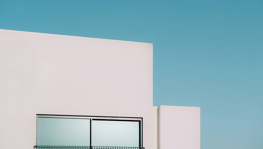 Una imagen de una estructura arquitectónica moderna con un cielo azul despejado.