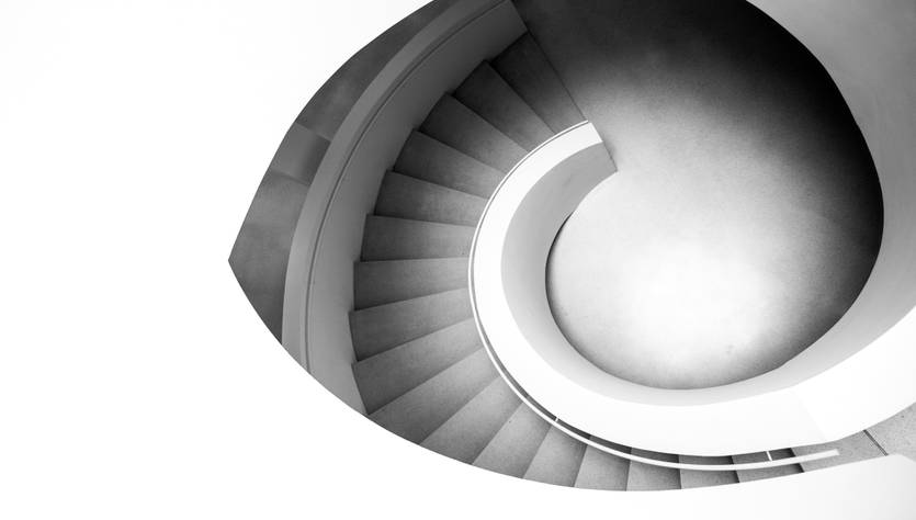 Una escalera en espiral con un diseño moderno y minimalista.