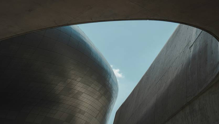 La imagen muestra una vista arquitectónica de estructuras modernas bajo un cielo despejado.