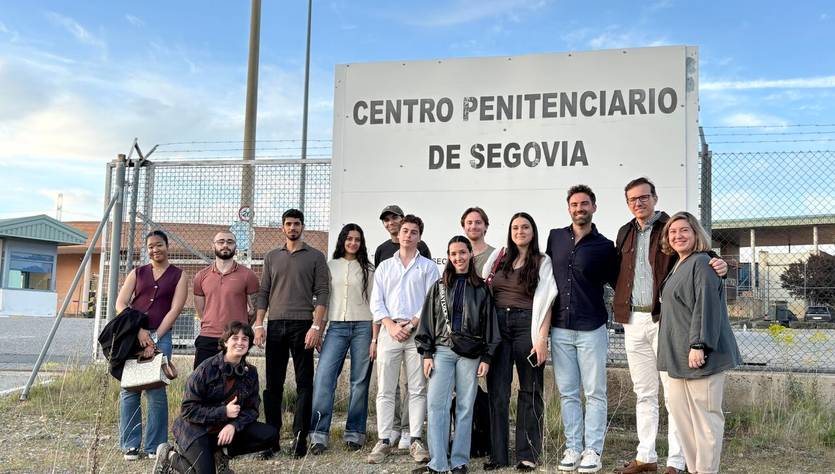Un grupo de personas posa frente al Centro Penitenciario de Segovia.