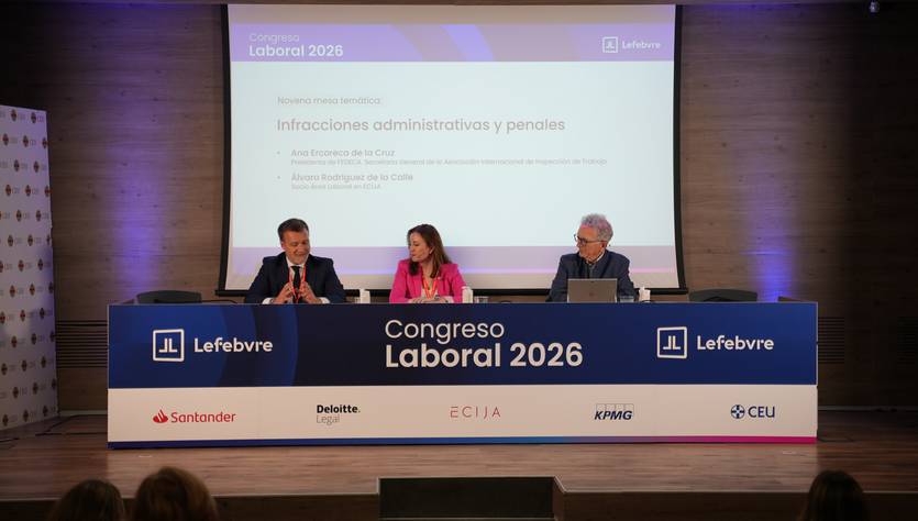 Una mesa de ponentes durante el Congreso Laboral 2026 con presentaciones sobre infracciones administrativas y penales.