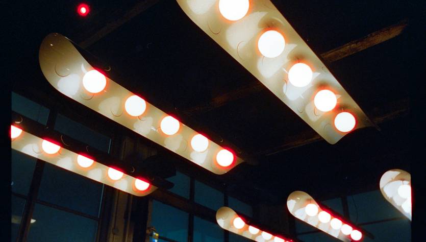 Una serie de luces modernas colgando del techo en un ambiente interior.