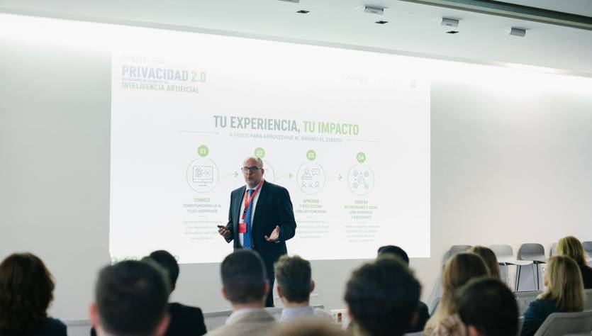 Un conferencista presenta un tema sobre inteligencia artificial ante una audiencia.