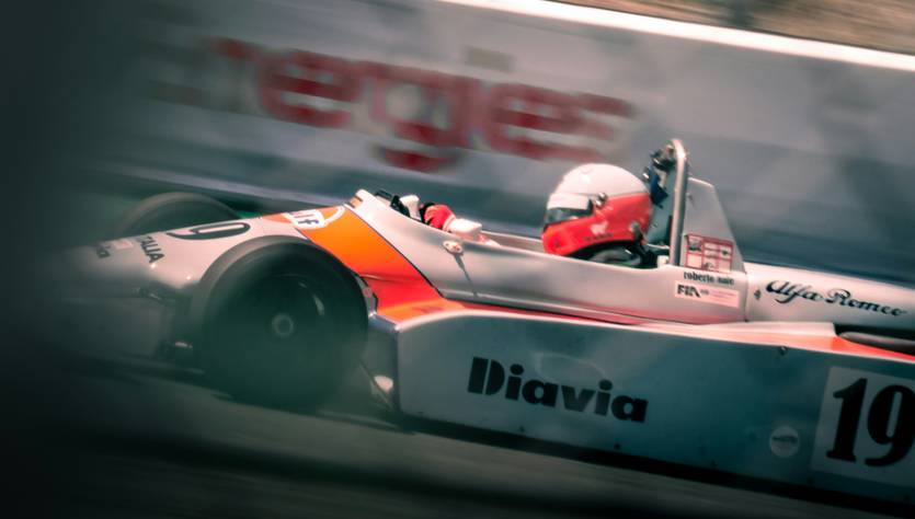 Un coche de Fórmula 1 de los años 80 en pleno circuito.