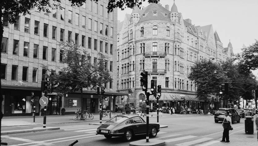 Una vista de una ciudad con edificios modernos y antiguos, en tonos de blanco y negro.
