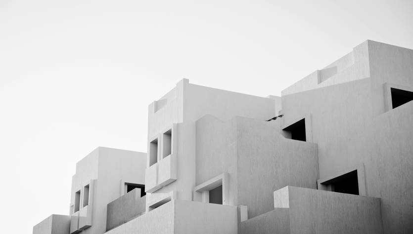 Edificios modernos de diseño geométrico en blanco y negro.