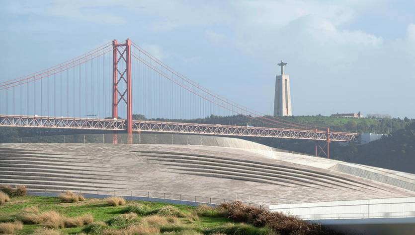 La imagen muestra el puente 25 de Abril y el Cristo Rei en Lisboa, Portugal.