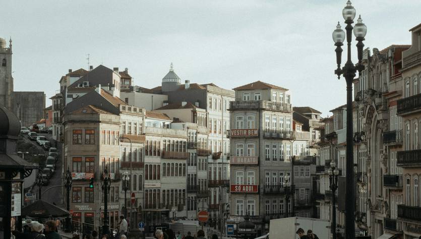 Una bulliciosa calle con edificios históricos y gente caminando.