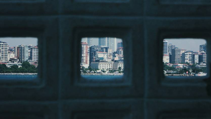 Una vista de la ciudad a través de un panel con formas geométricas.