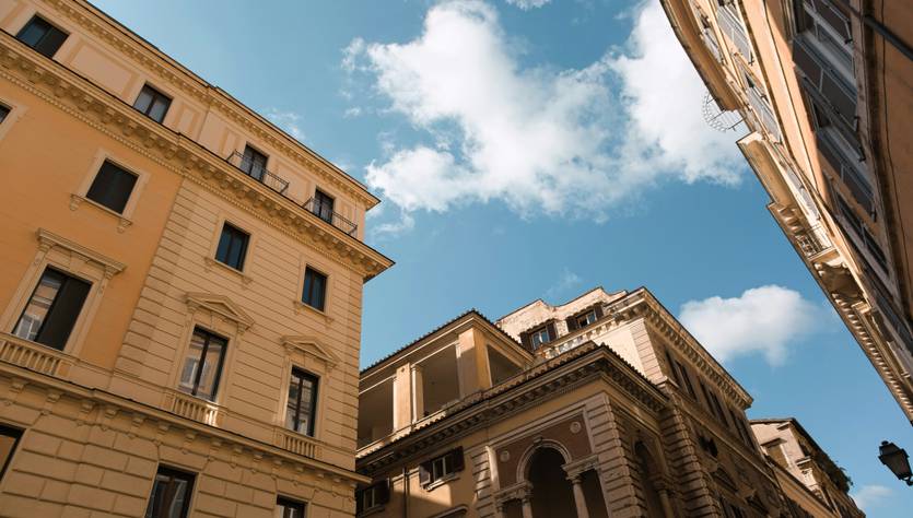 Vista de edificios históricos bajo un cielo azul con nubes.