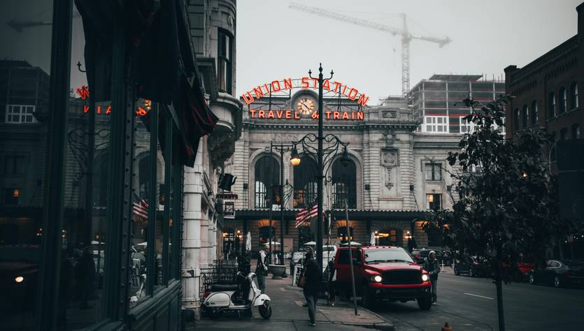 La imagen muestra una vista de la estación Union, con un ambiente urbanístico y neblinoso.