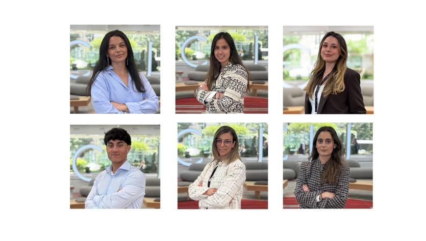 Un grupo de seis personas posando en un entorno moderno y luminoso.