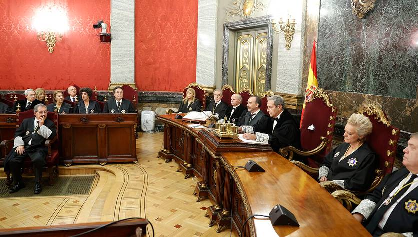 Una sala de tribunal con varios jueces y magistrados reunidos en un ambiente formal.