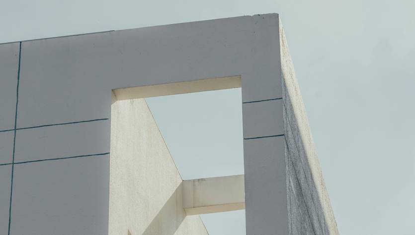 Una estructura arquitectónica moderna con un hueco cuadrado en su parte superior.