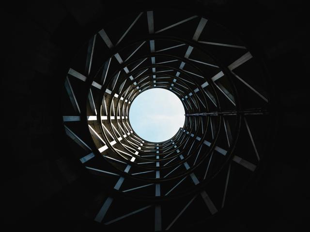 La imagen muestra el interior de una estructura circular con un cielo azul visible en la parte superior.