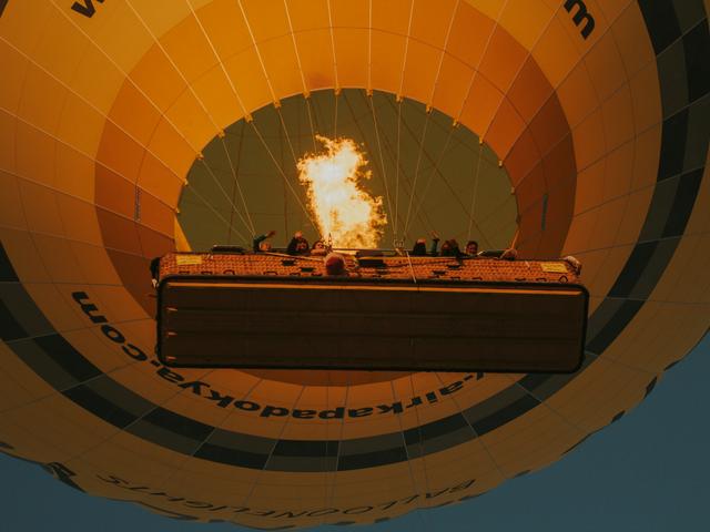 Una vista desde abajo de un globo aerostático mientras se enciende su quemador.