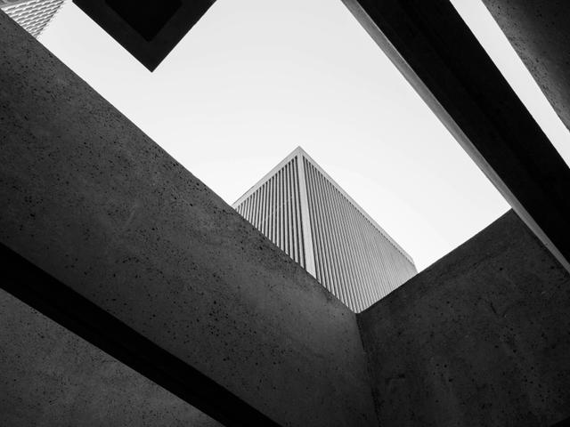 Vista de un edificio en blanco y negro desde un ángulo bajo.