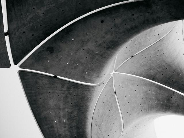 Imagen de una estructura arquitectónica moderna con un diseño de concreto y líneas curvas.