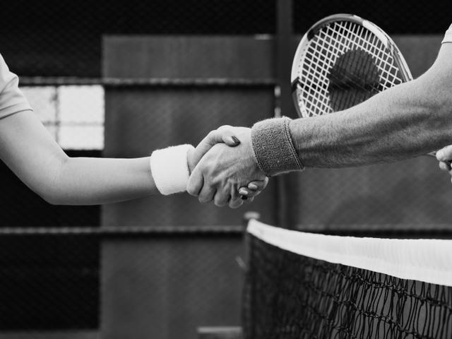 Dos tenistas se estrechan la mano al finalizar un partido.