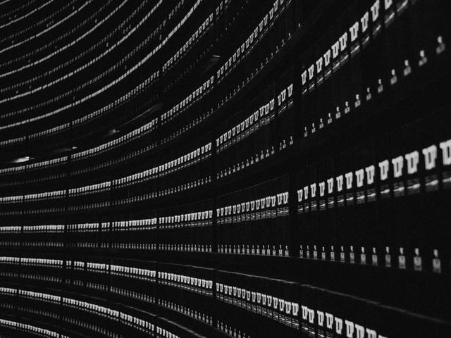 Una vista artística de estanterías llenas de archivos en un entorno oscuro.