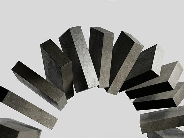 Una serie de bloques metálicos dispuestos en un arco sobre un fondo claro.