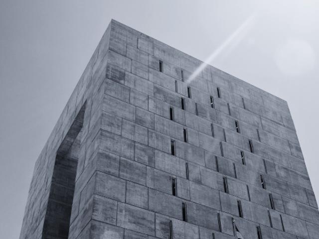 Edificio moderno de concreto con un diseño geométrico distintivo.